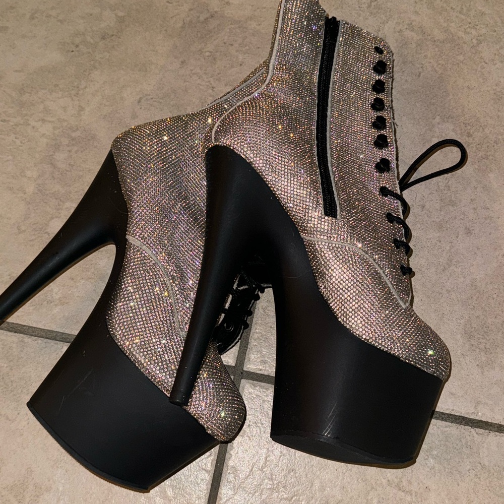 NEVER WORN brand new pleaser